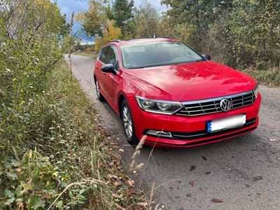 Beschädigtes Auto auf Parkplatz für Auto Unfall Ankauf
